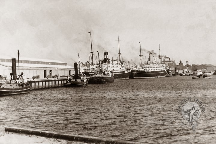SS Westralia and SS Ormiston at Queens Wharf, Brisbane, 1938